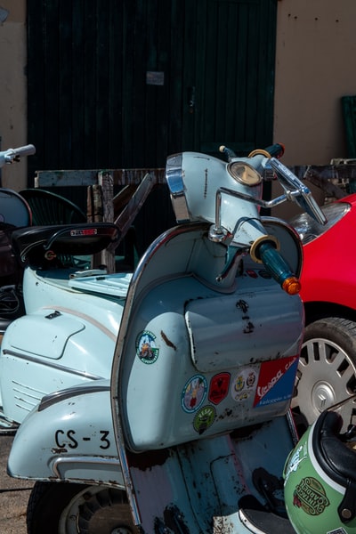 白色和红色的小型摩托车
